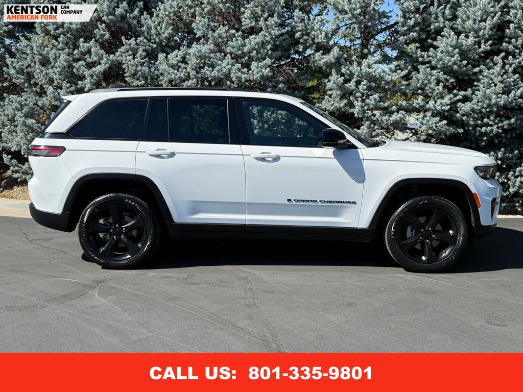 2023 Jeep Grand Cherokee Laredo Altitude photo 10