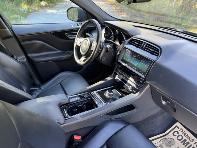2019 Jaguar F-PACE Premium photo 21