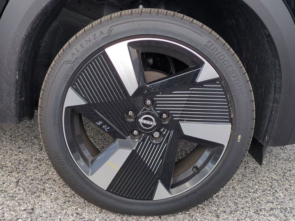 2025 Nissan Kicks SR photo 3