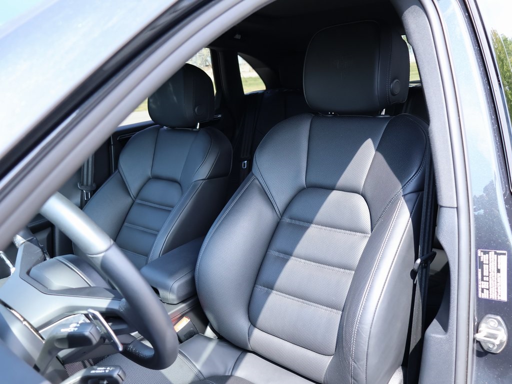 2025 Porsche Macan T photo 5