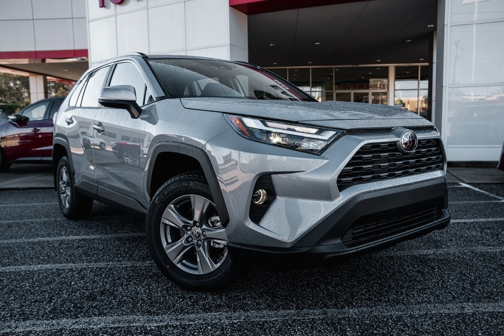 2025 Toyota RAV4 XLE's photo