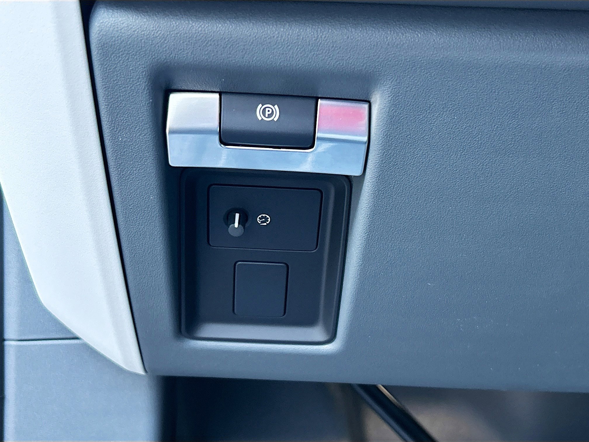 2025 Land Rover Defender 110 S photo 24