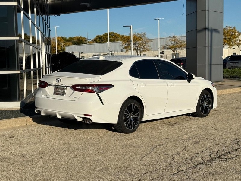2019 Toyota Camry SE photo 3