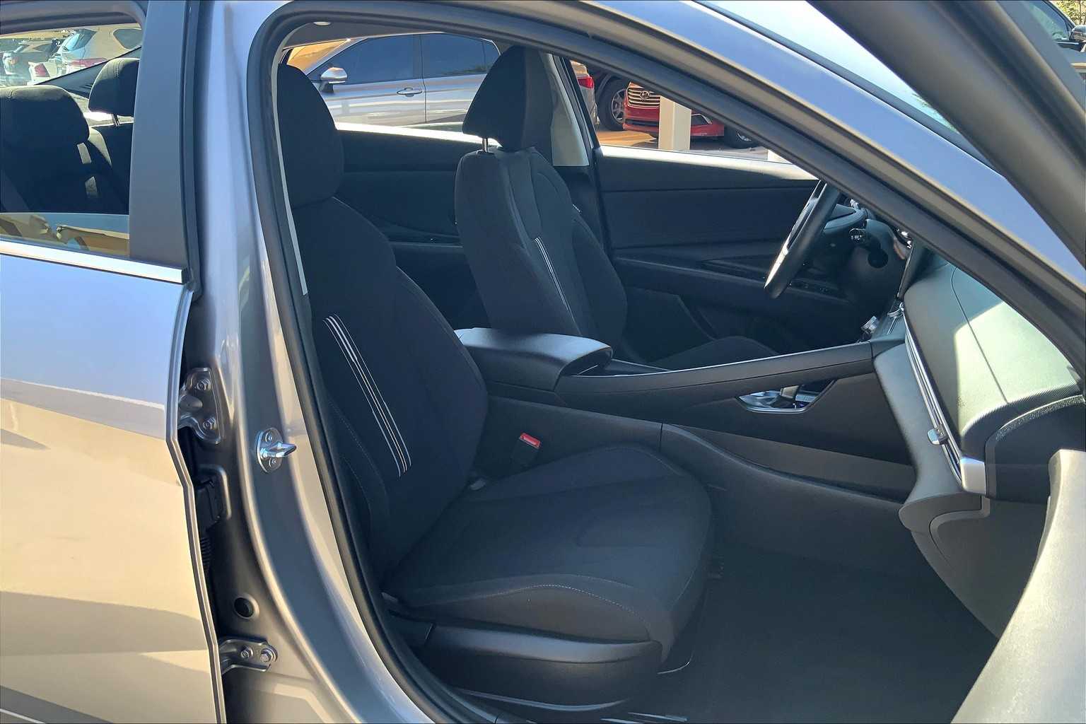 2025 Hyundai Elantra SEL Convenience photo 8