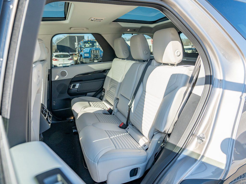 2025 Land Rover Discovery S photo 21
