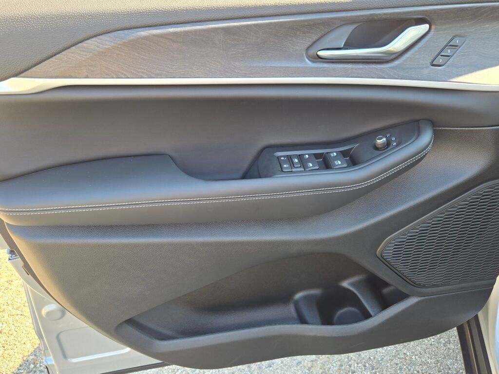 2025 Jeep Grand Cherokee Limited photo 4