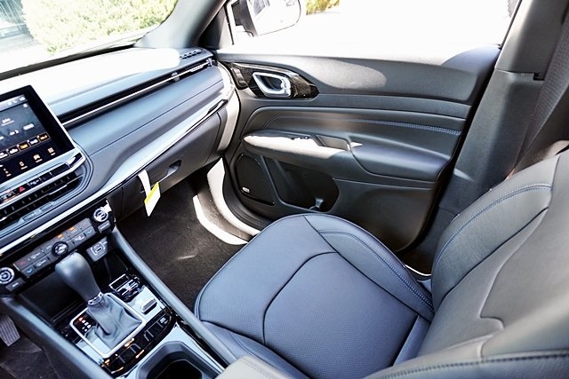 New 2025 Silver Zynith Metallic Clear-Coat Exterior Paint Jeep Limited image 25