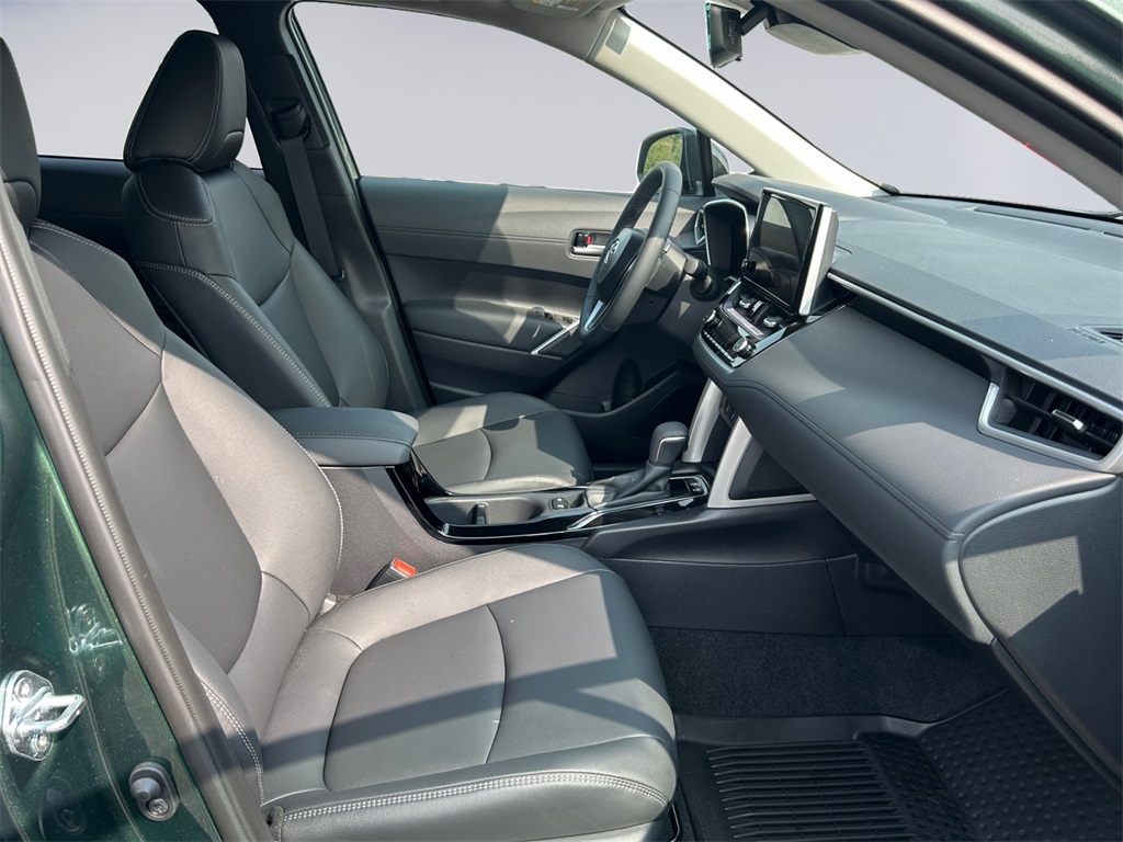2025 Toyota Corolla Cross XLE photo 17
