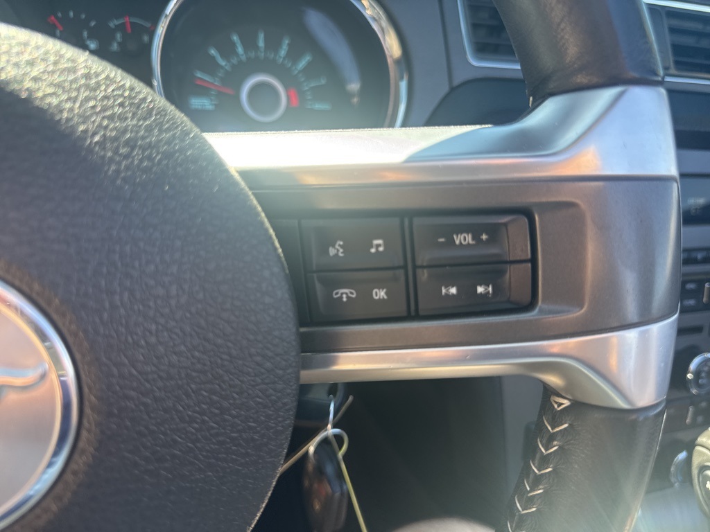 2013 Ford Mustang V6 Convertible photo 25
