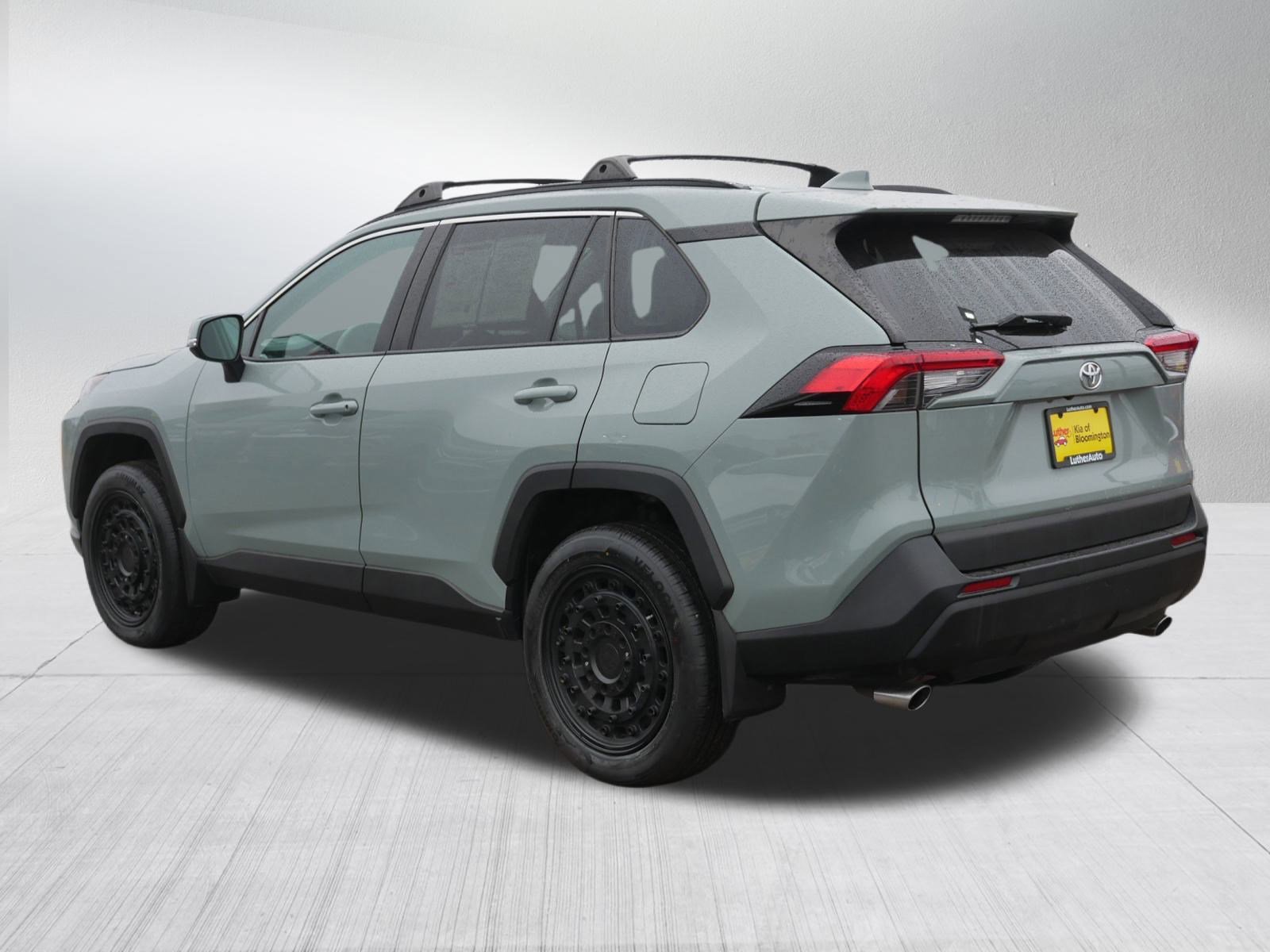 2022 Toyota RAV4 XLE Premium photo 2