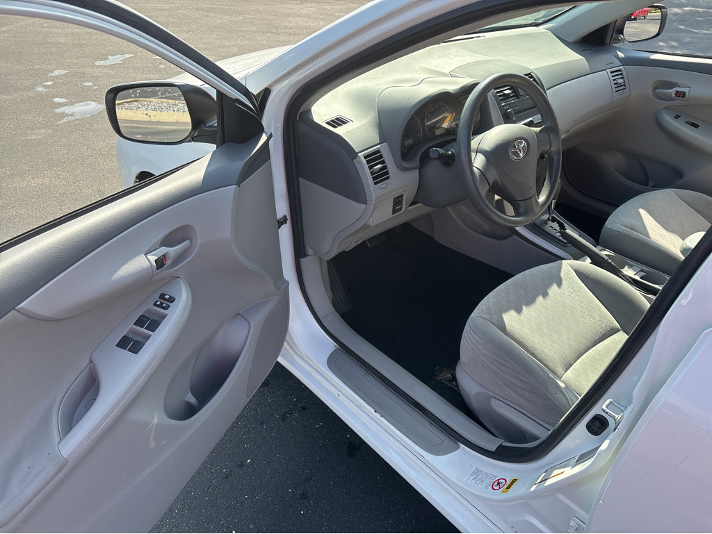 2009 Toyota Corolla LE photo 2