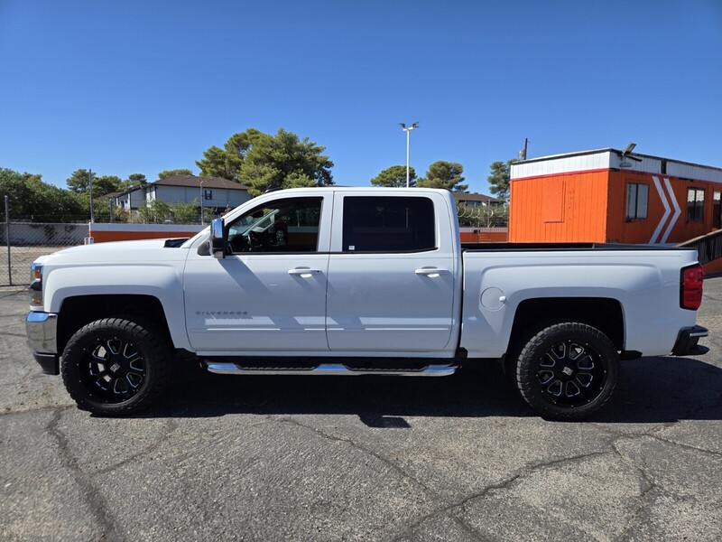 2018 Chevrolet Silverado 1500 LT photo 2