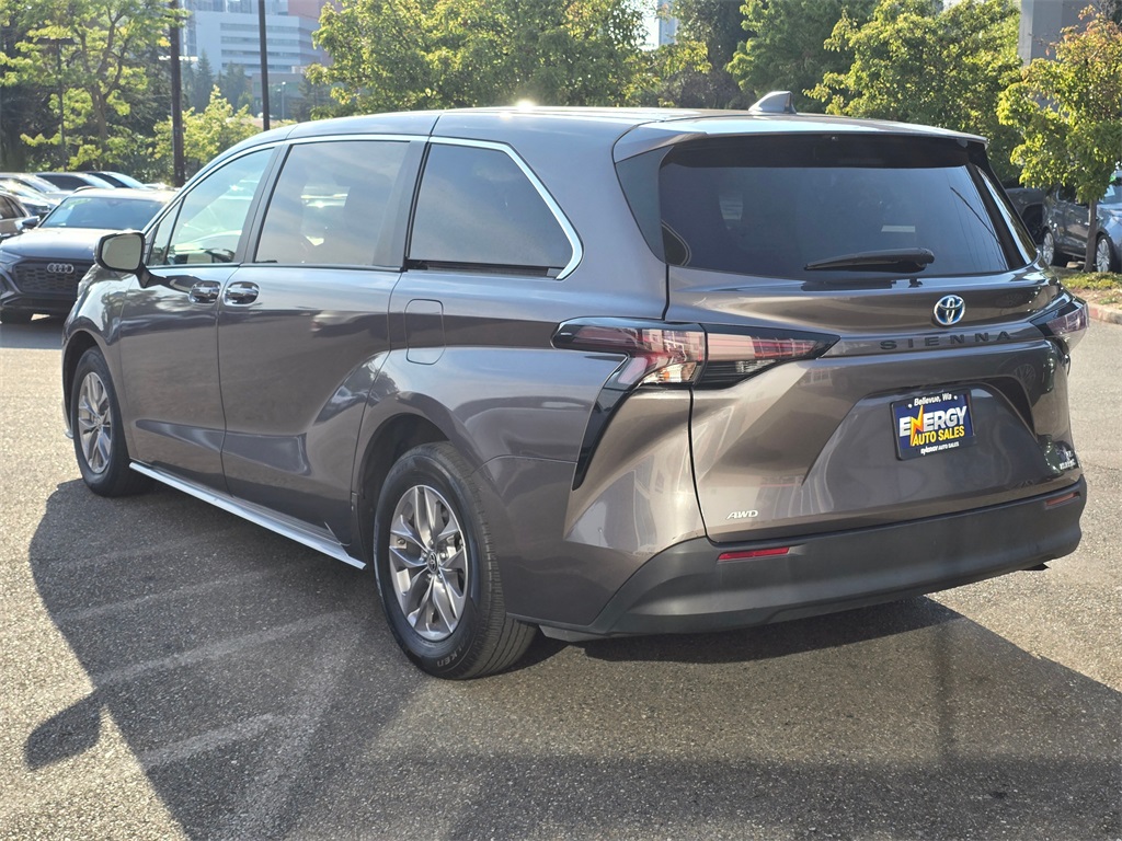 2023 Toyota Sienna LE photo 4