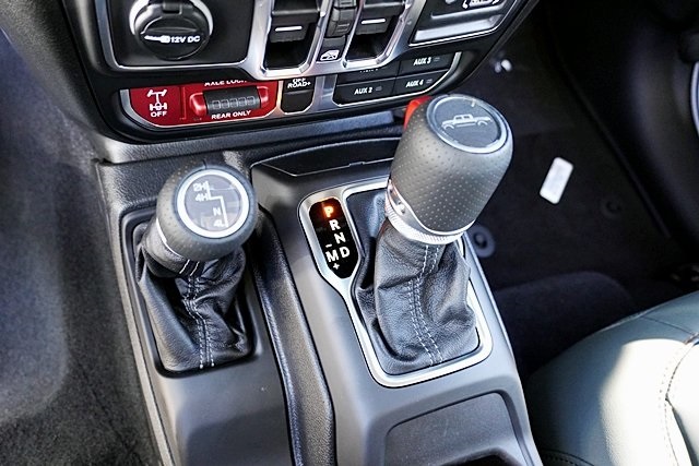 New 2025 Bright White Clear-Coat Exterior Paint Jeep Mojave image 37