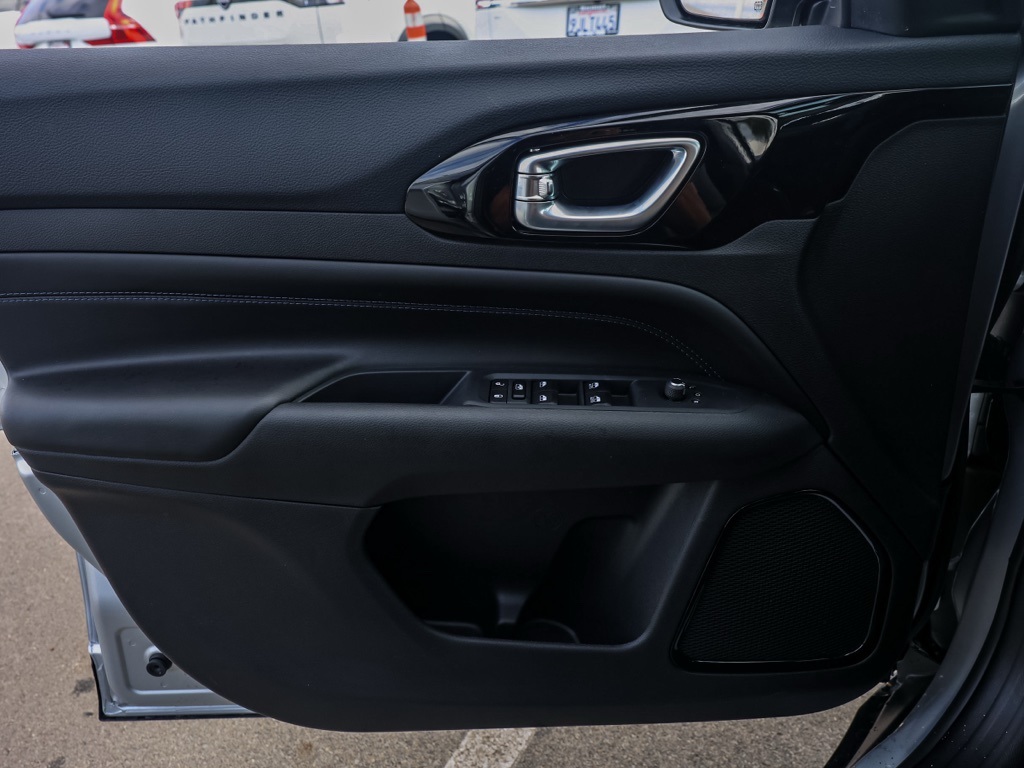 New 2026 Silver Zynith Metallic Clear-Coat Exterior Paint Jeep Latitude image 22