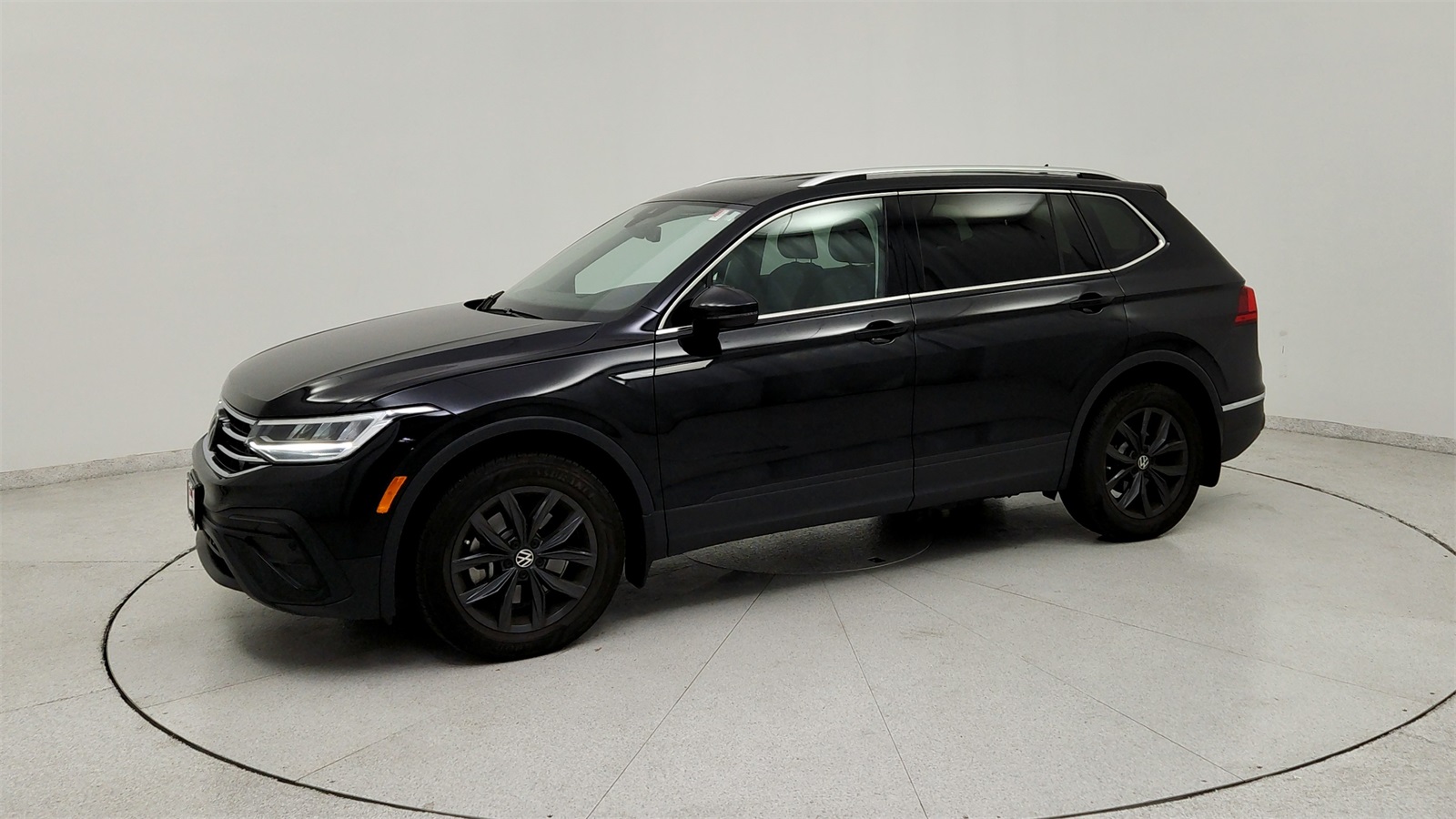 2024 Volkswagen Tiguan SE photo 3