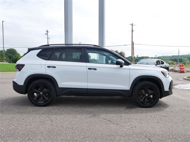 2025 Volkswagen Taos SE photo 7