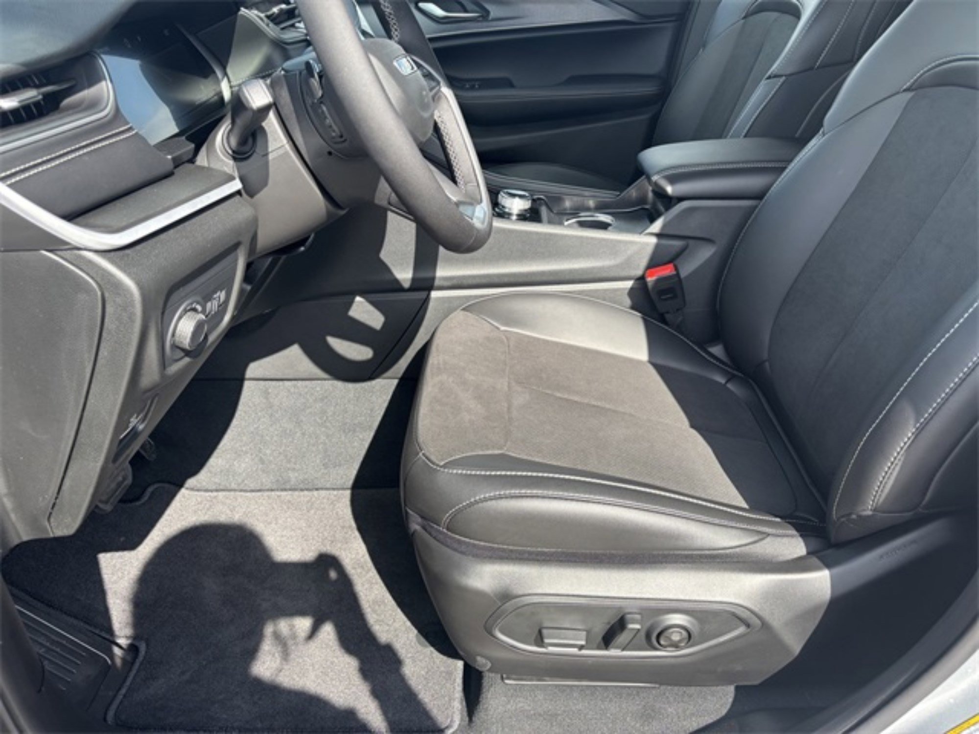 2025 Toyota RAV4 L photo 10