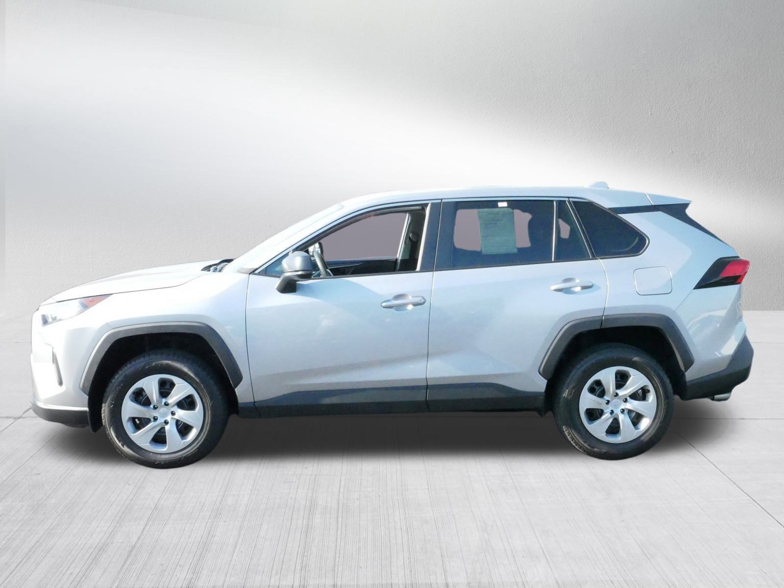 2022 Toyota RAV4 LE photo 4