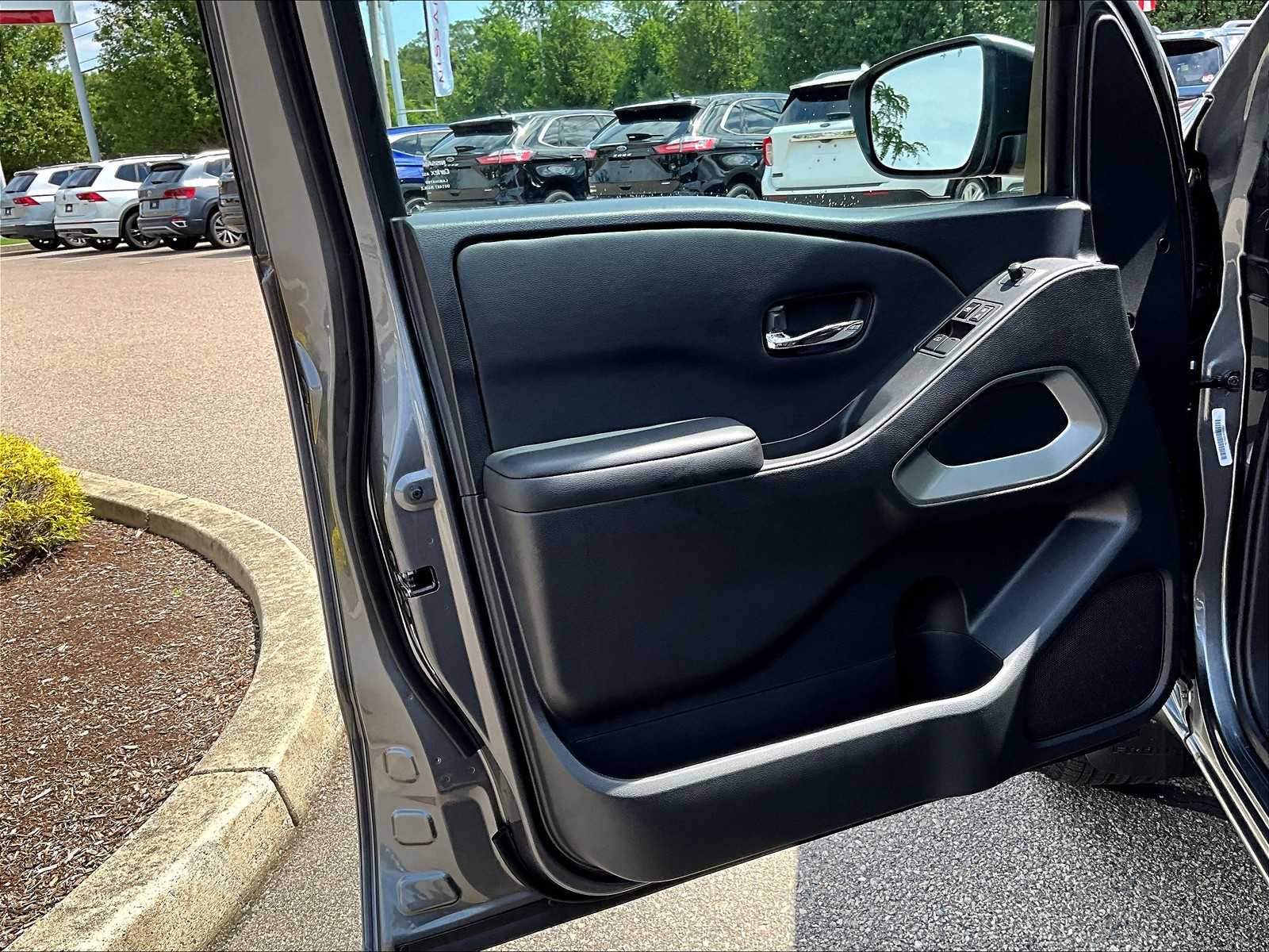 2025 Nissan Frontier SV photo 9