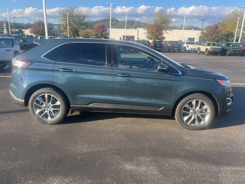 2016 Ford Edge Titanium photo 2