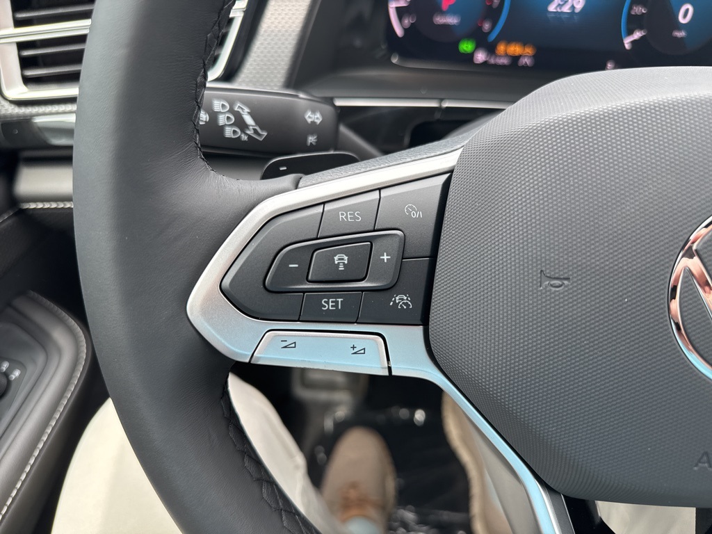 2025 Volkswagen Atlas Cross Sport SEL R-Line photo 11