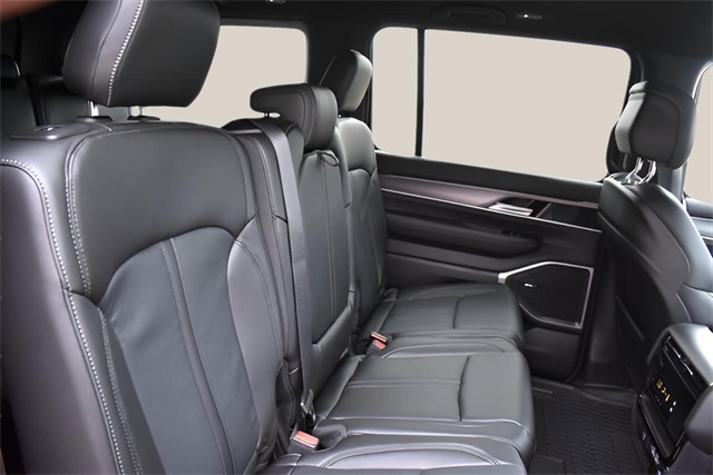 2025 Jeep Wagoneer Base photo 18