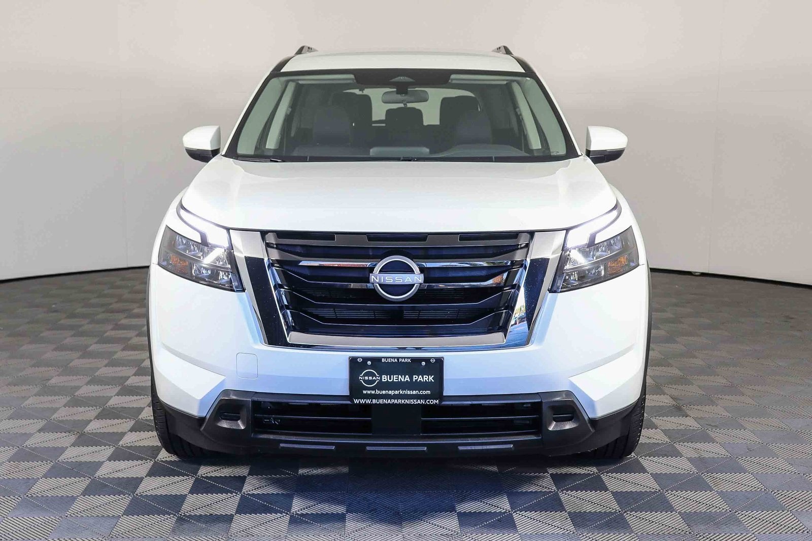 2024 Nissan Pathfinder SV photo 2