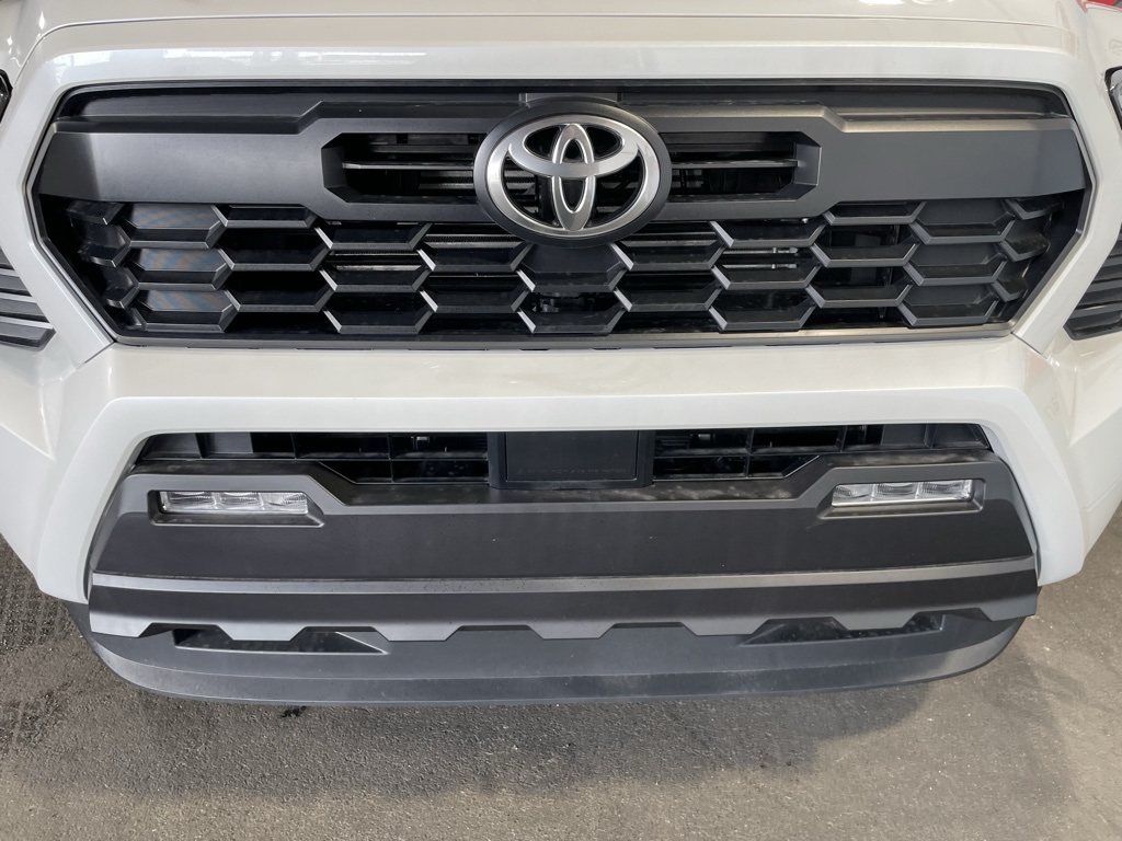 2025 Toyota Tacoma SR5 photo 8