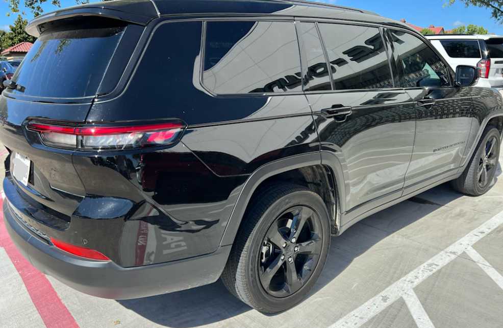 2023 Jeep Grand Cherokee Altitude photo 3