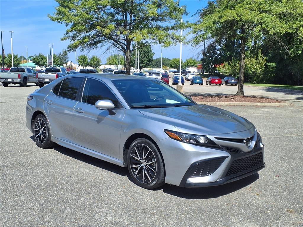 2024 Toyota Camry SE's photo