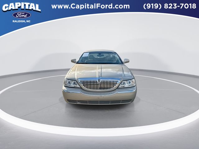 2004 Lincoln Town Car Executive Signature photo 3