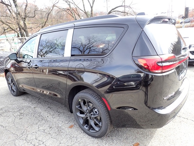 2026 Chrysler Pacifica photo 2