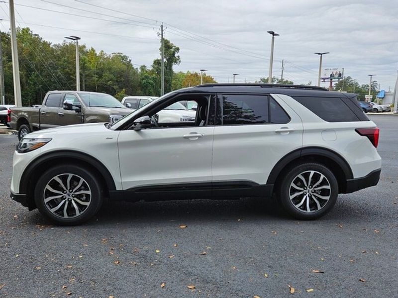2025 Ford Explorer ST-Line photo 4