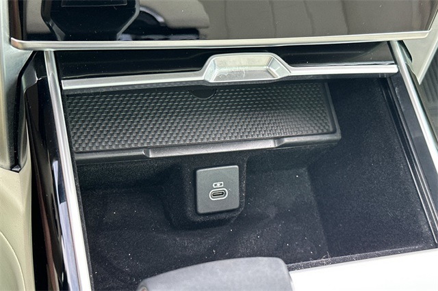 2025 Land Rover Range Rover SE photo 18