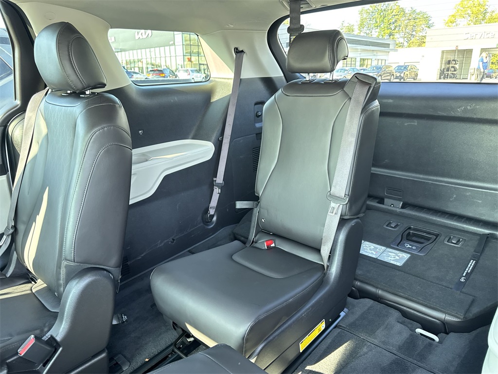 2024 Kia Carnival LX photo 27