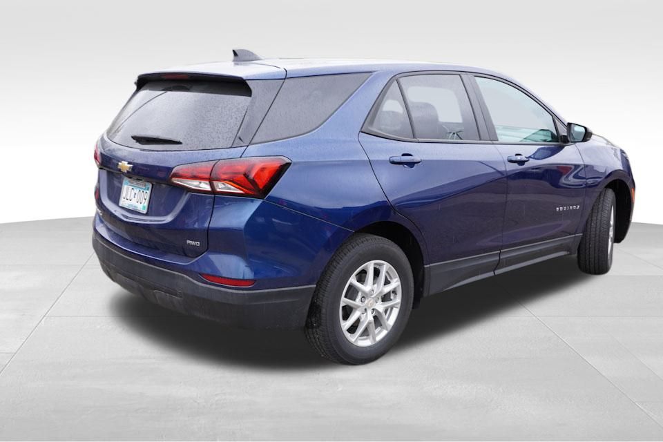 2022 Chevrolet Equinox LS photo 3