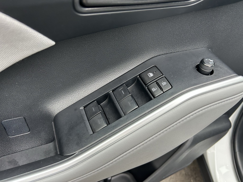 2023 Toyota Highlander Hybrid LE photo 5