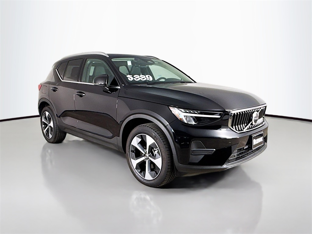 2025 Volvo XC40 Core