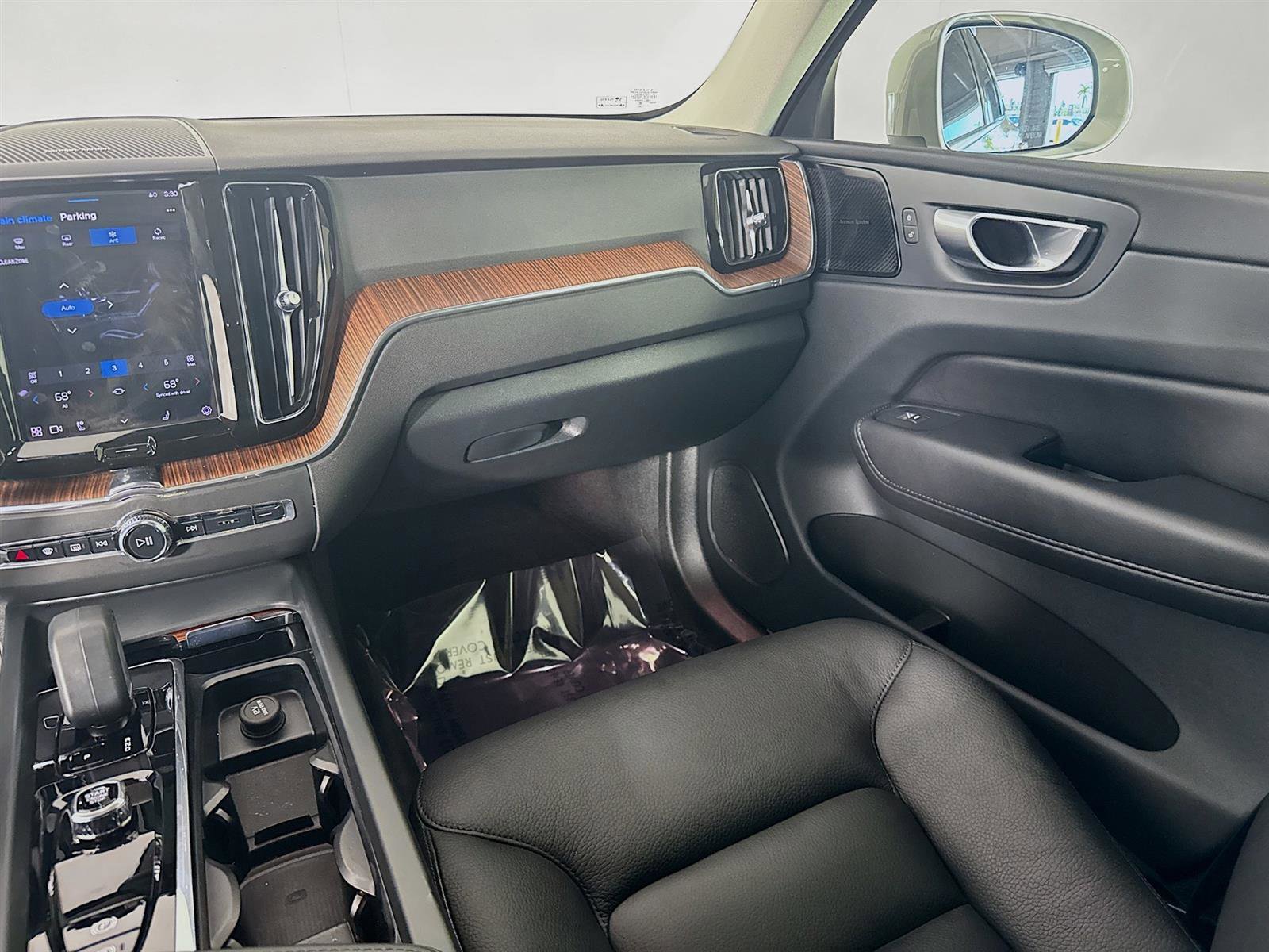 2023 Volvo XC60 B5 Plus photo 22