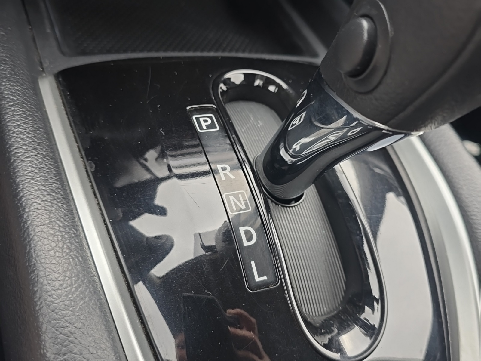 2016 Nissan Rogue SV photo 25