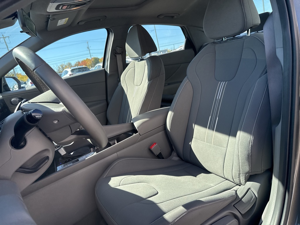 2024 Hyundai Elantra SEL Convenience photo 4