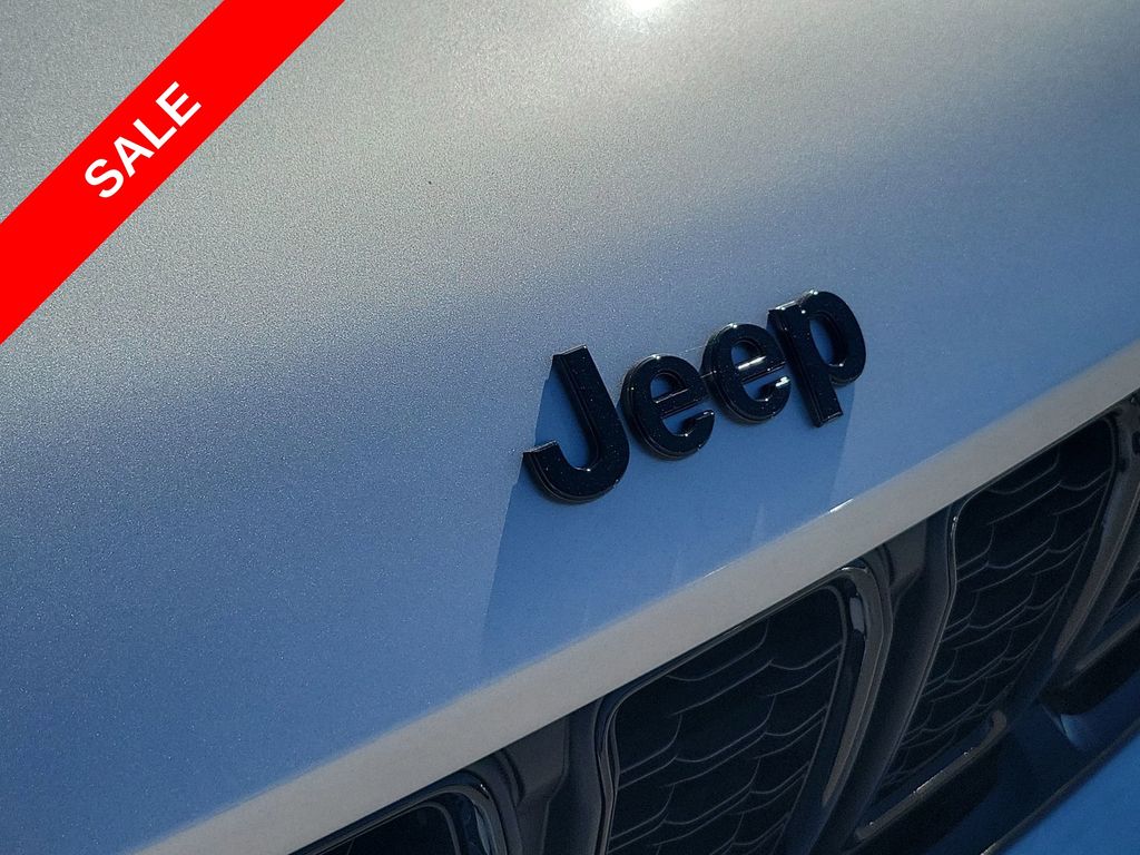2025 Jeep Grand Cherokee Laredo Altitude photo 39