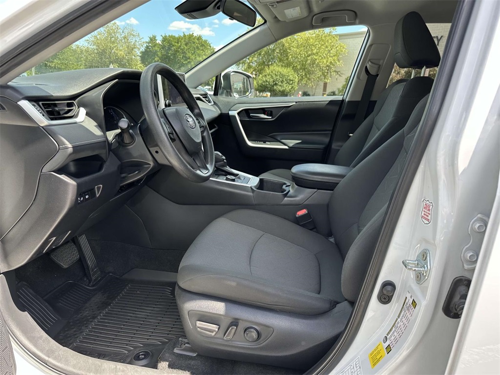 2024 Toyota RAV4 Hybrid XLE photo 14