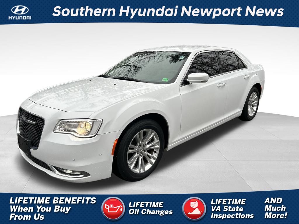 2021 Chrysler 300 Touring's photo