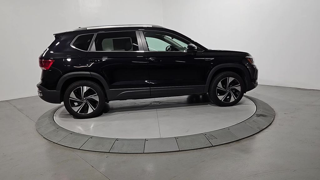 2024 Volkswagen Taos SE photo 4
