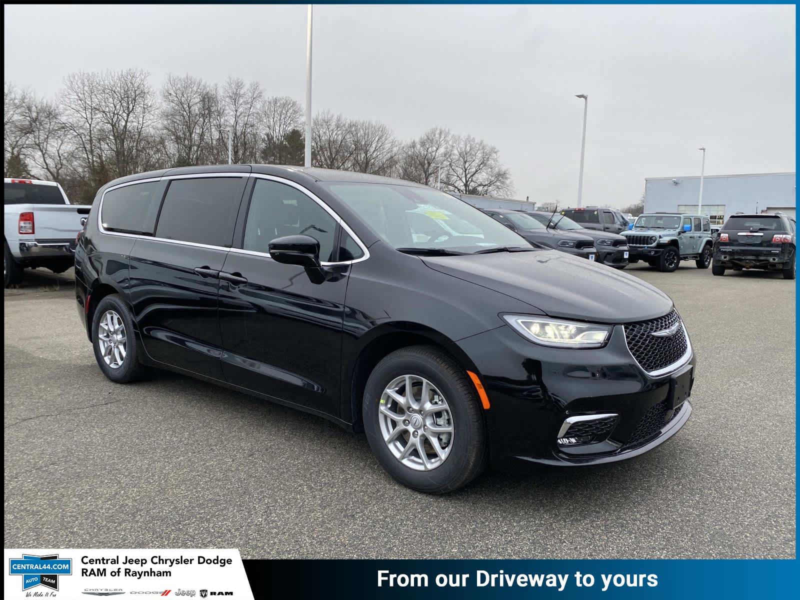 2026 Chrysler Pacifica Select's photo