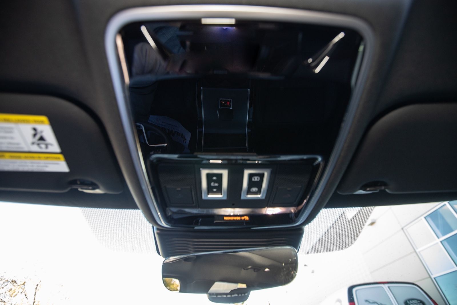 2025 Land Rover Range Rover Velar SE photo 18
