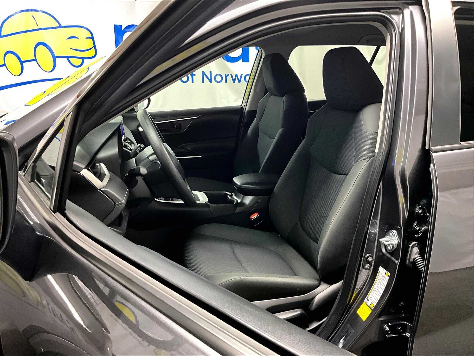 2024 Toyota RAV4 LE photo 8