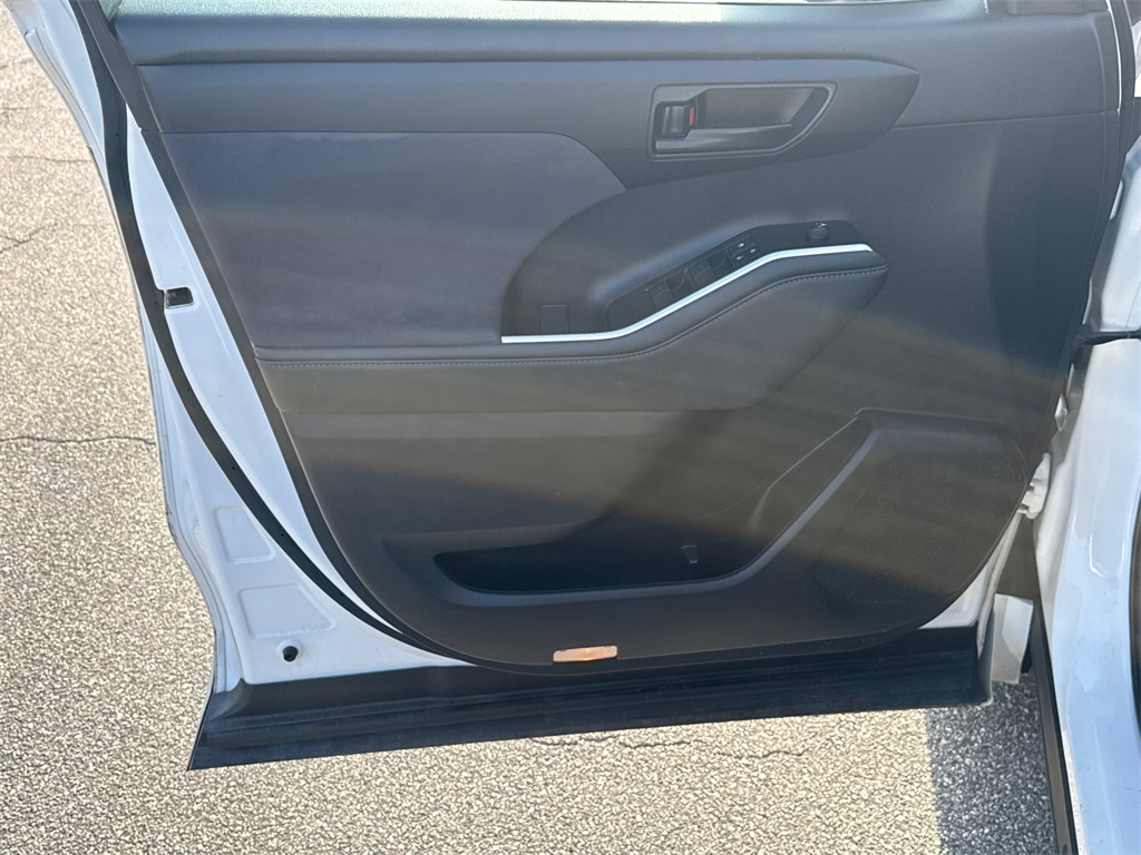 2023 Toyota Highlander L photo 9